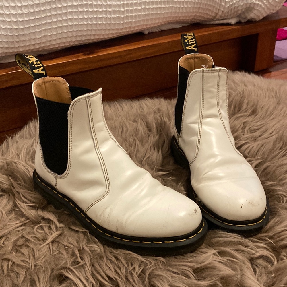 Dr. Martens white leather Chelsea boots slip on Broken in perfectly eu 41/ w 9
